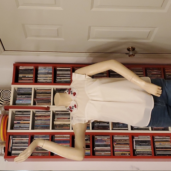 Cream shirt with floral collar - Picture 1 of 6